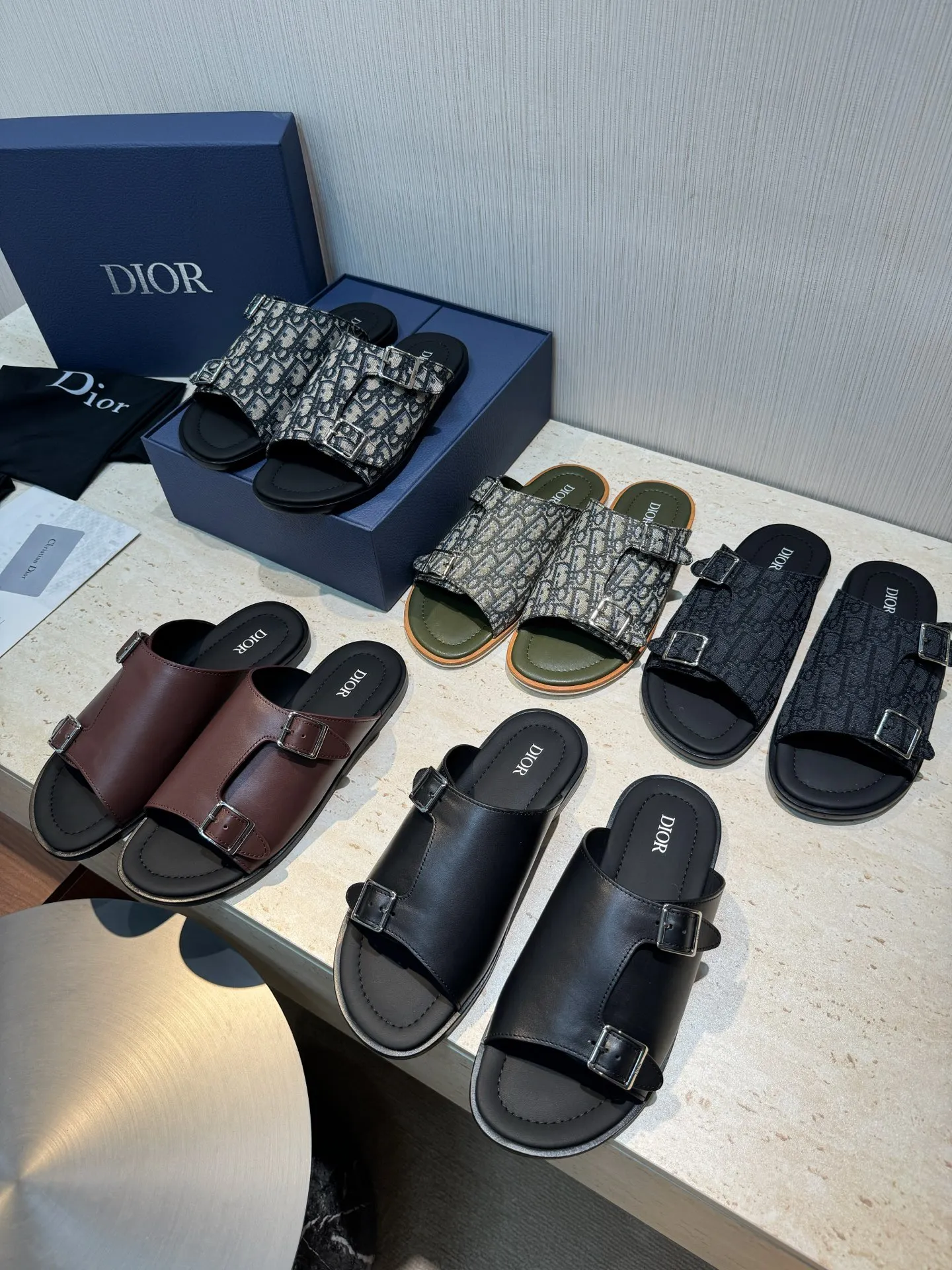Factory price: 360💰 Produced in Dongguan. Purchasing-grade top version (Dior) Alia men's leather slippers. This Alias ​​sandal is a new summer product, showing a casual and elegant style. Carefully crafted with grained cow leather, Oblque printed fabric, and cowhide lining! Cross-strap design with metal-clad brass CD Diamnd logo. The imported cowhide leather and rubber soles add sophistication and comfort, and are decorated with Obliue print-effect non-slip panels for added style! -Suitable for outdoor drivers driving shoes🚗. -Size: 39-44 (38.45 customized).